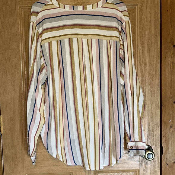 Vneck striped long sleeve with buttons & 2 front pockets nwt - Picture 3 of 3
